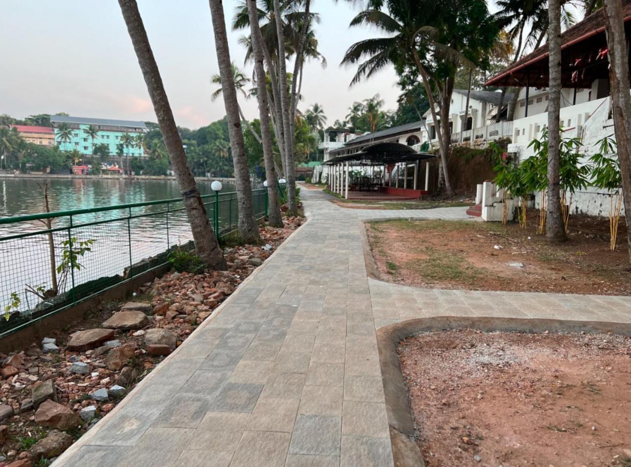 Jaladarshini Lakeside Gardens Bed & Breakfast Kollam Eksteriør bilde