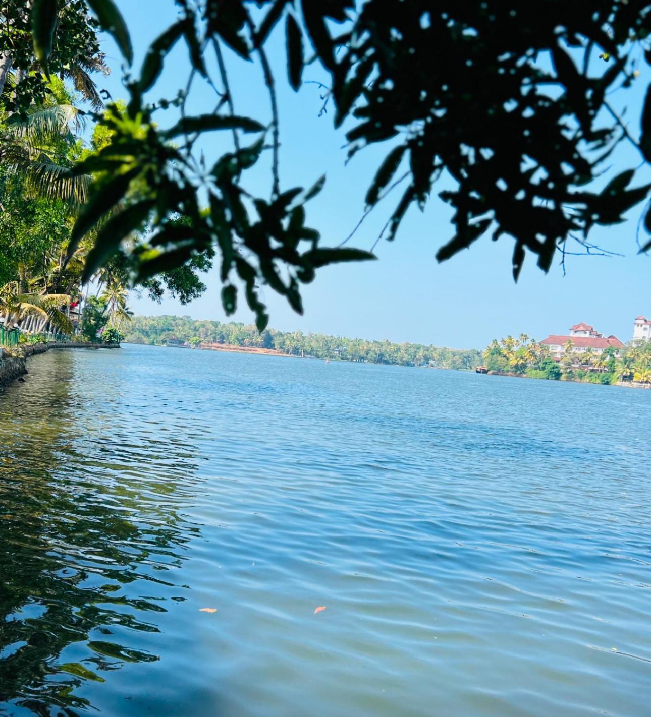 Jaladarshini Lakeside Gardens Bed & Breakfast Kollam Eksteriør bilde