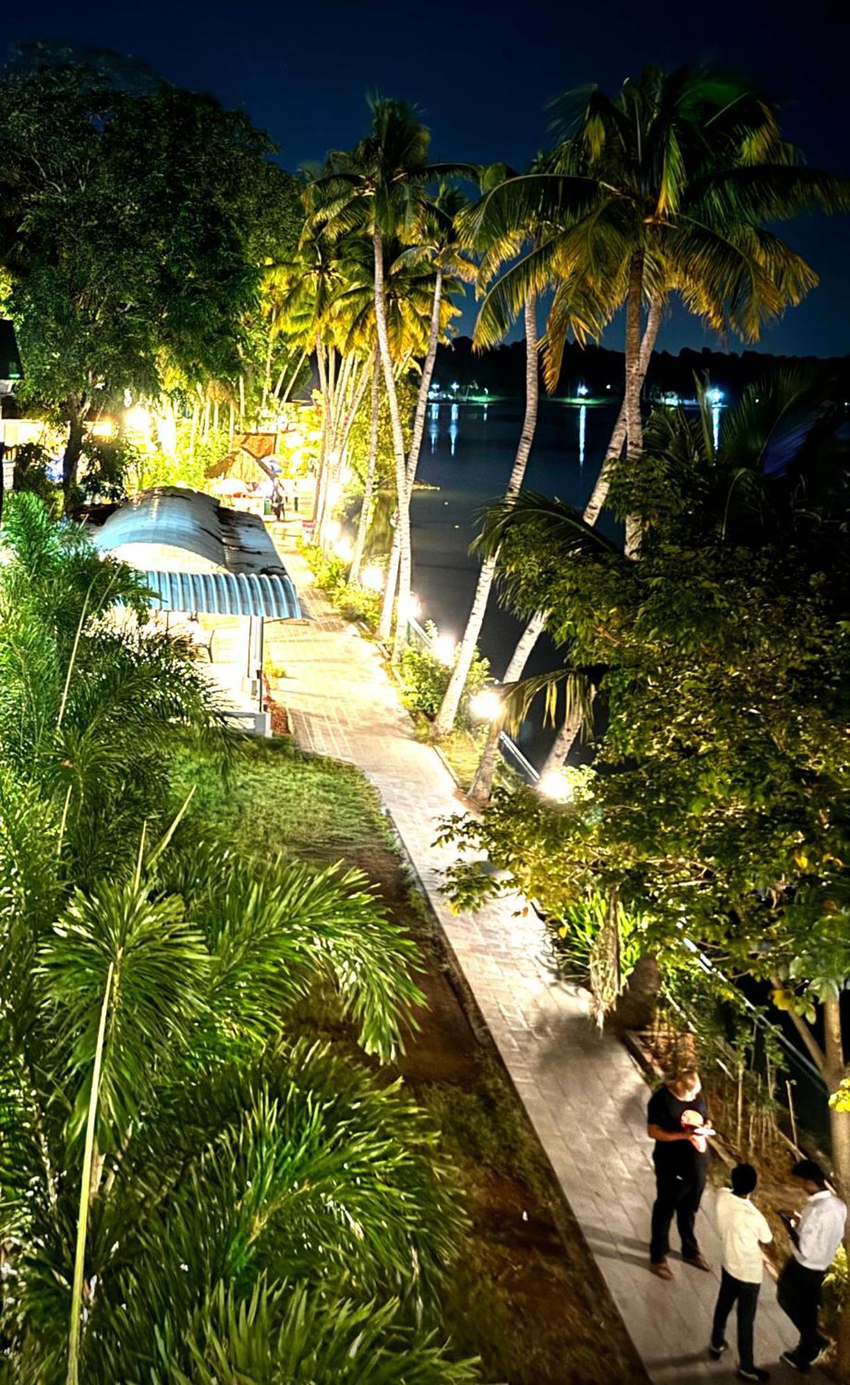 Jaladarshini Lakeside Gardens Bed & Breakfast Kollam Eksteriør bilde